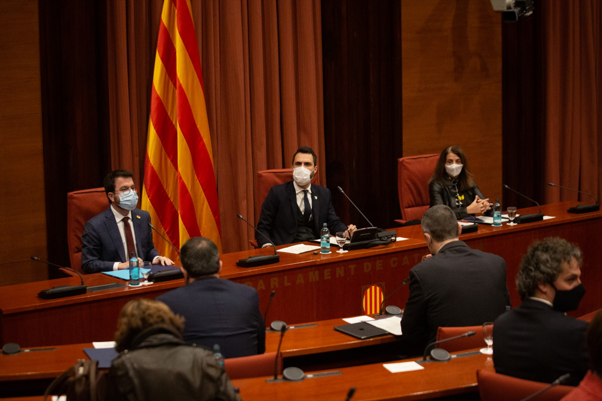 (I-D) O vicepresidente da Generalitat, Pere Aragonès; o presidente do Parlament, Roger Torrent, e a consellera Meritxell Budó, durante a reunión da mesa de partidos para decidir se pospoñer as eleccións catalás.