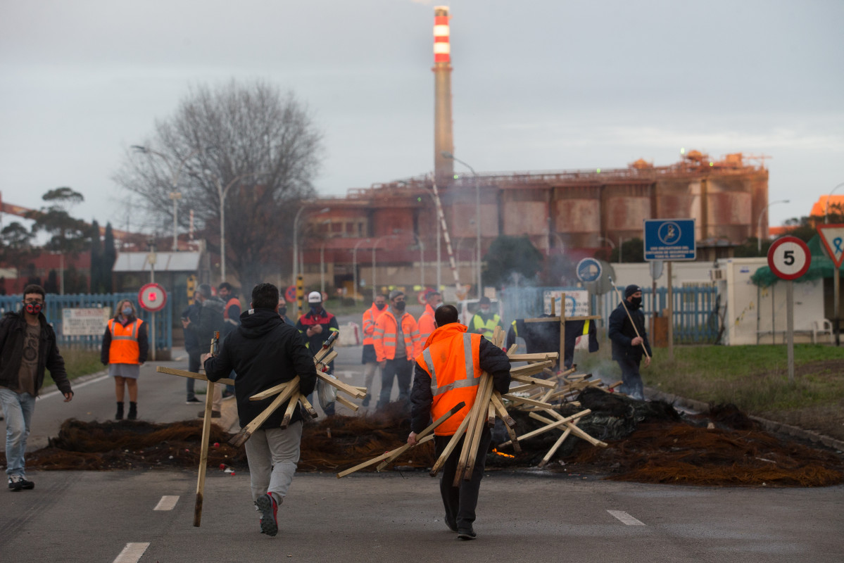 Traballadores de Alcoa San Cibrao celebran a anulación do TSXG do ERE da empresa e queiman as cruces do velorio simbólico que semanas atrás instalaran no recinto da fábrica, e