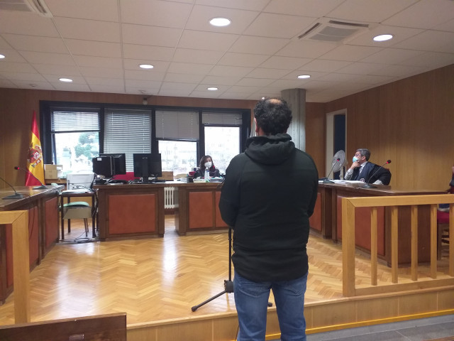 Un cidadán portugués, xulgado no sala do Penal 1 de Vigo,  por varios delitos contra a seguridade viaria, condución temeraria e atentado, por unha persecución ocorrida na A-52 en agosto de 2019, na que embistió un coche de Garda Civil.