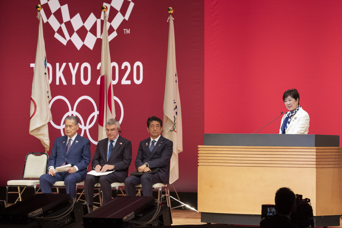 Yuriko Koike falando ante Thomas Bach, presidente do COI, Shinzo Abe, Primeira Ministro xaponés, e Yoshiro Mori , presidente de Tokyo 2020