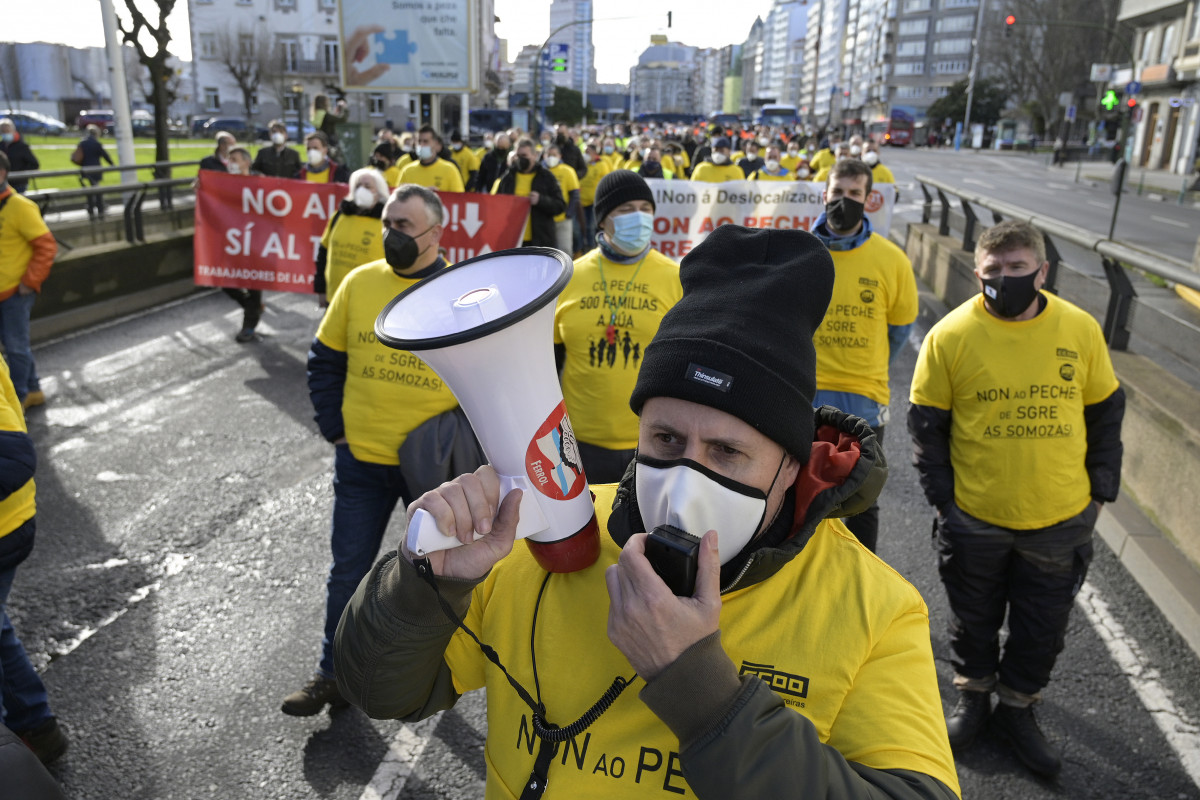 Manifestantes de Siemens Gamesa nas Somozas durante a concentración ante a Delegación do Goberno para pedir a súa mediación no conflito polo peche da súa planta, na Coruña, Galicia (Esp