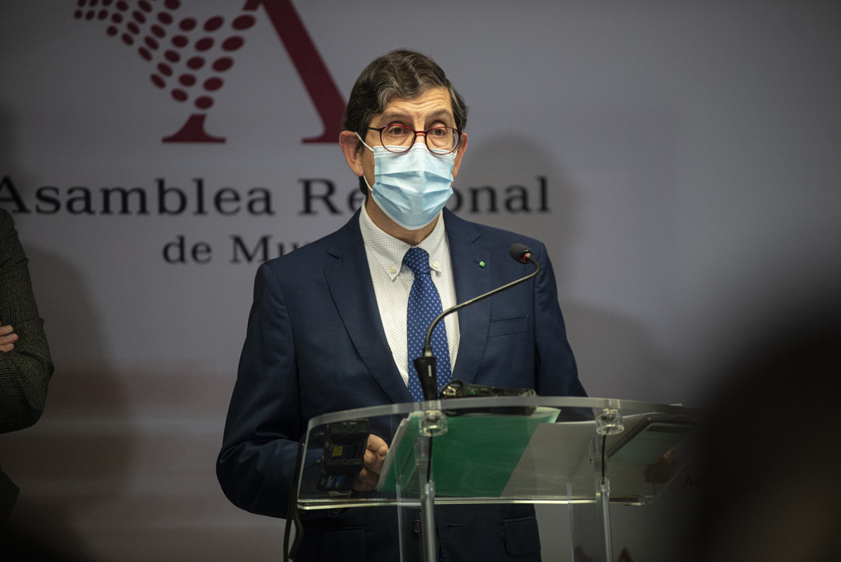 O conselleiro de Saúde, Manuel Villegas, intervén durante unha rolda de prensa na que negou que vaia a dimitir por vacinarse de Covid-19 tanto el como funcionarios e altos cargos da Consellería e do Servizo Murciano de Saúde (SMS)