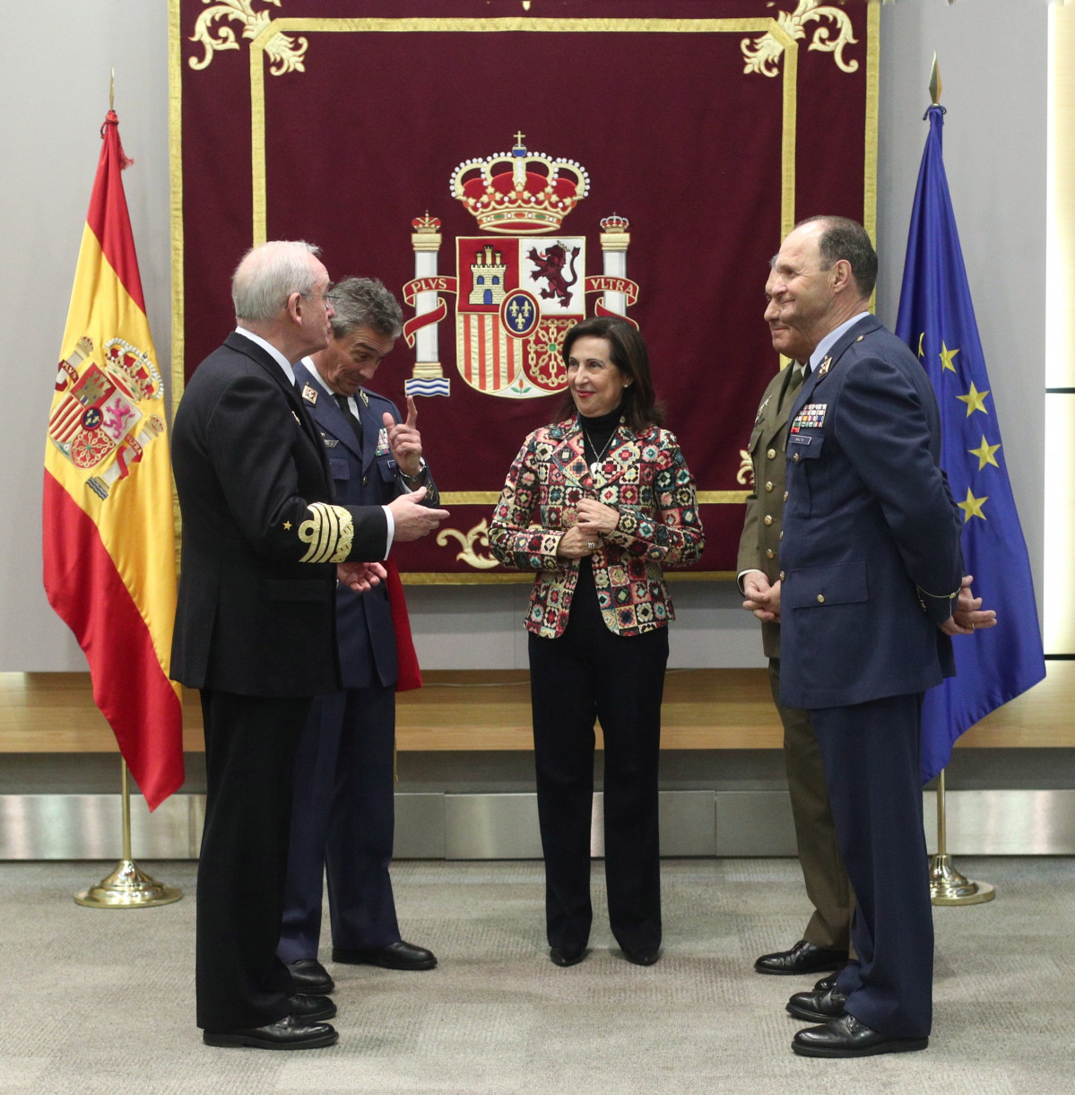 A ministra de Defensa, Margarita Robles (3i)  e o xeneral do Aire e novo xefe de Estado Maior da Defensa, Miguel Angel Villaroya (2i), xunto a outros altos cargos do exército, durante o acto de toma de posesión do cargo de Villaroya, en Madrid
