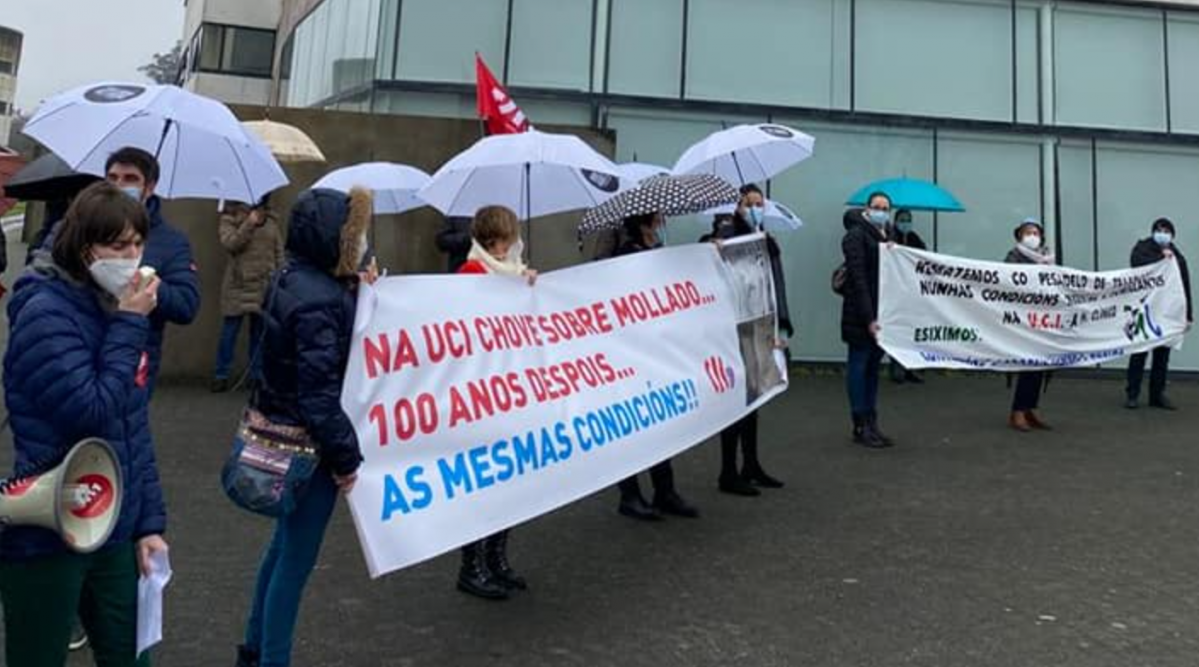 Protesta dos sanitarios da UCI de Santiago fronte á sede do SERGAS