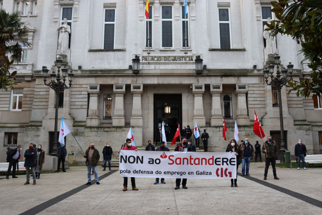 Delegados da CIG concéntranse coincidindo co xuízo por despedimento de tres traballadores do Banco Santander e delegados deste sindicato