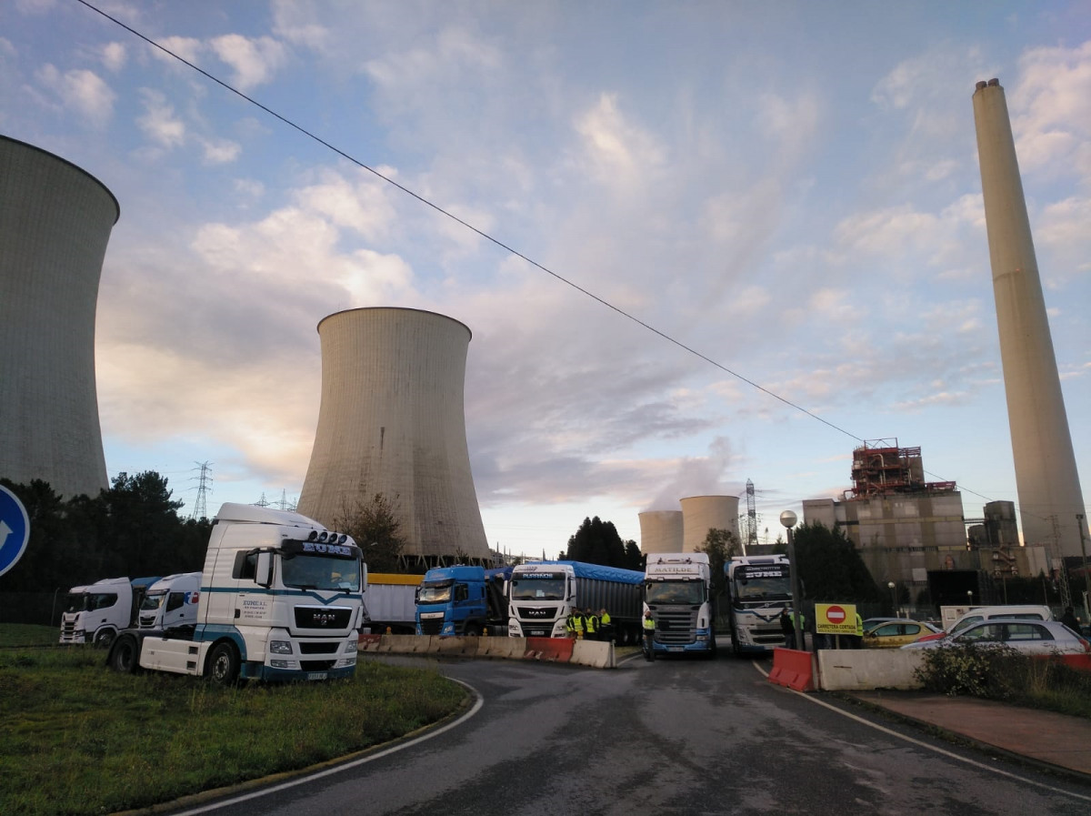 Camións bloquenado o acceso á central térmica de Endesa nas Pontes