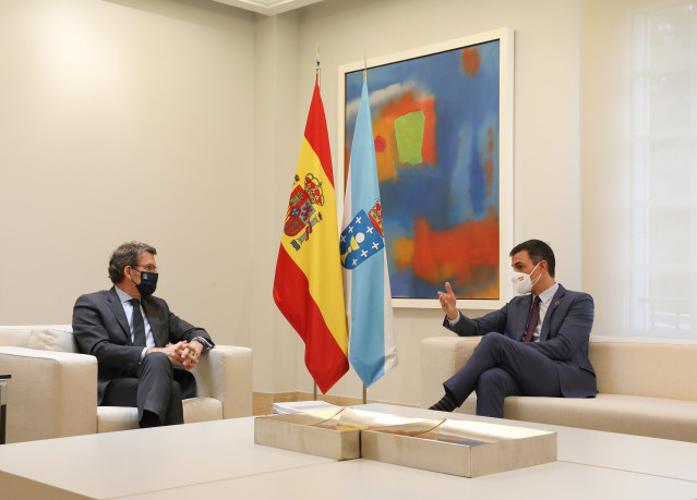 O presidente do Goberno, Pedro Sánchez (d), conversa co presidente da Xunta de Galicia, Alberto Núñez Feijóo, nunha reunión convocada no Palacio da Moncloa, Madrid, (España), ao 29 de xaneiro de 2021.
