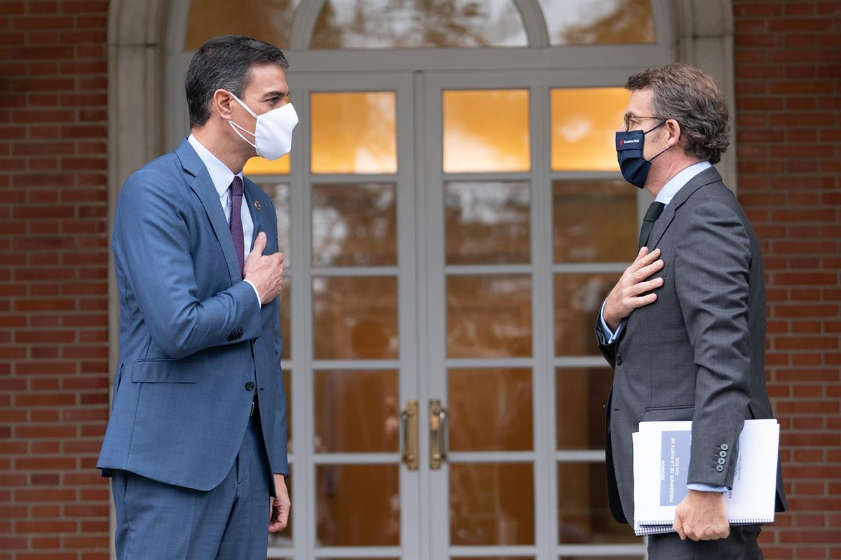 Pedro O seu00e1nchez e Nuu00f1ez Feiju00f3ou á entrada da súa reuniu00f3n en Moncloa nunha foto de Presidencia