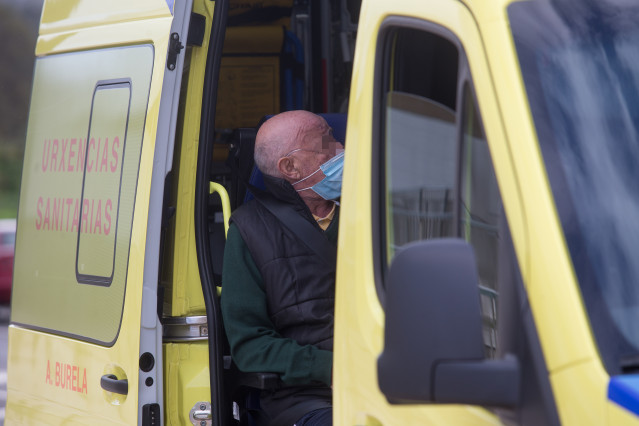 Unha persoa maior permanece dentro dunha ambulancia