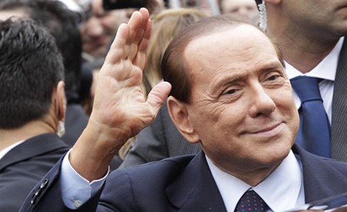 9Silvio Berlusconi saudando