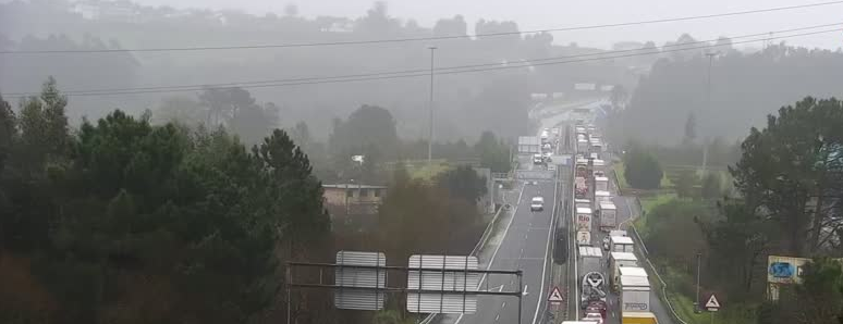 Atasco de tru00e1fico en Tui na A55 na fronteira con Portugal nunha imaxe da webcam da DXT á 11 30