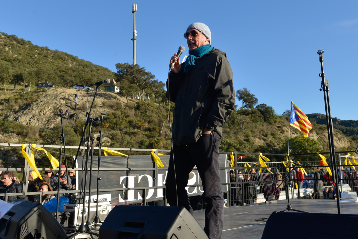 O cantautor Lluís Llach actúa no corte de Tsunami Democràtic na AP-7 na fronteira con Francia o 11 de novembro de 2019.