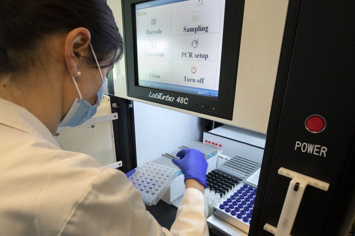 Mu00e1quina para realizar PCR de saliva do SERGAS nunha imaxe da Xunta