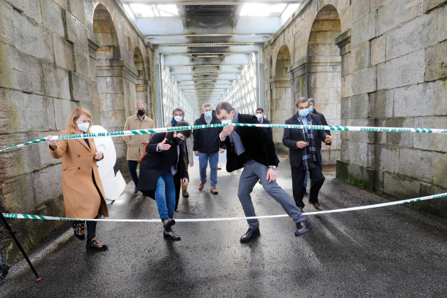 Alcaldes da 'raia' do Miño protestan na ponte 'vella' que une Tui (Pontevedra) e Valença (Portugal), e piden abrir os pasos fronteirizos, tras o segundo peche decretado para conter o COVID, e que entrou en vigor a final de xaneiro de 2021.