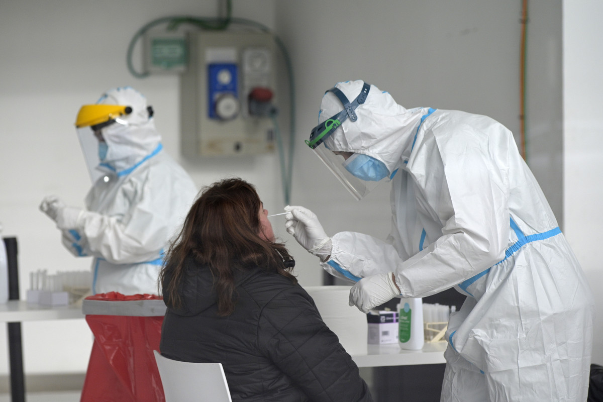 Unha muller sométese a un test de antígenos nun dispositivo de cribado masivo na Coruña, Galicia (España), ao 30 de xaneiro de 2021.