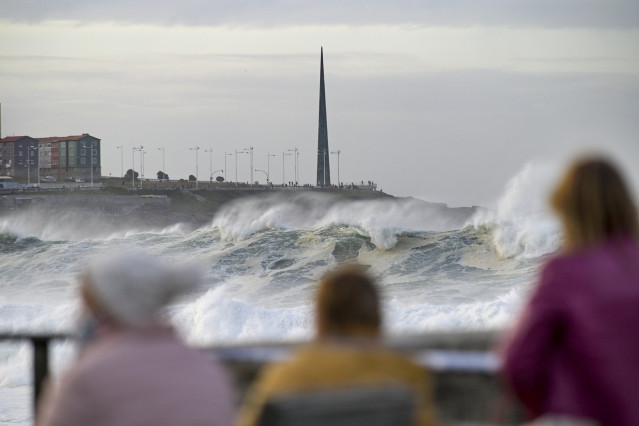 Ondas superiores a 8 metros en Praias de Riazor e Orzán, na Coruña, Galicia (España), ao 28 de outubro de 2020. A Dirección Xeral de Emerxencias e Interior activou unha alerta vermella por temporal costeiro no caso do noroeste do litoral coruñés e de