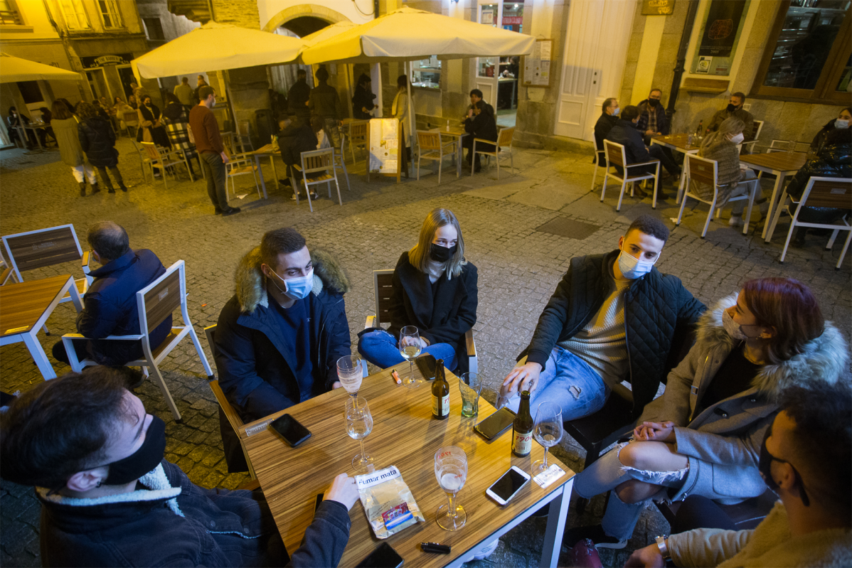 Cidadáns na terraza dun bar de Lugo ao 12 de decembro de 2020.