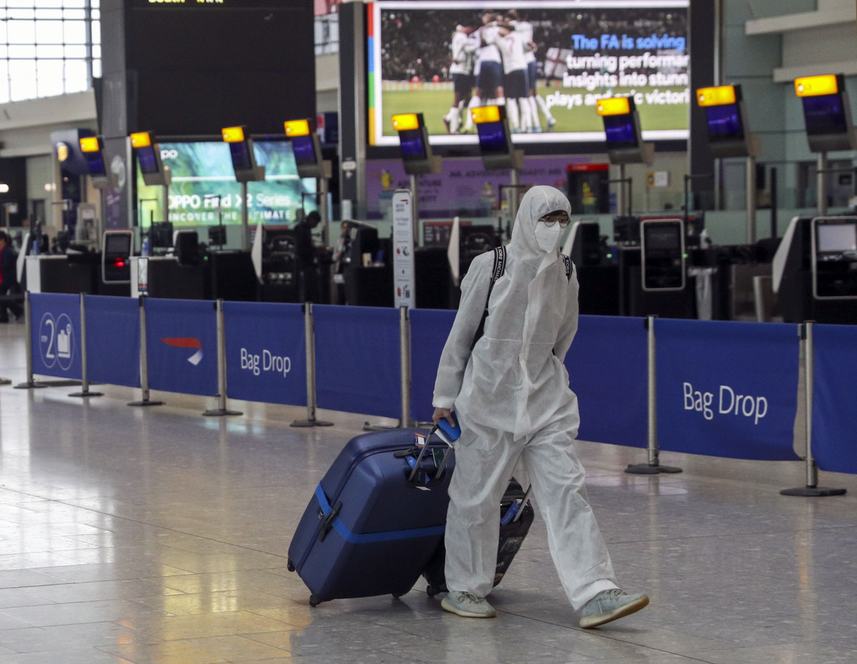 Un viaxeiro o pasado mes de marzo no aeroporto de Heathrow en Londres (Reino Unido).
