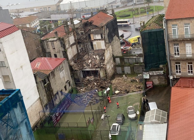 Un edificio en ruínas derrúbase en Vigo