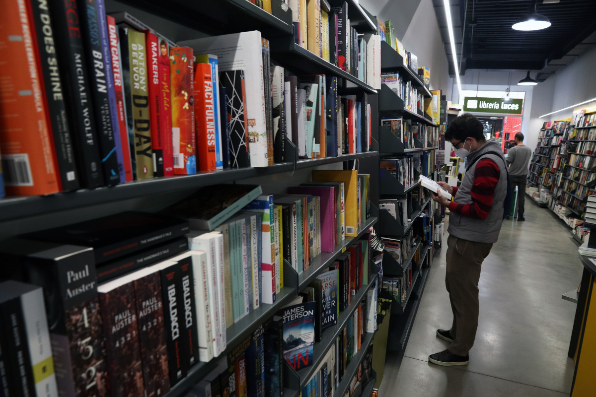Varias persoas follean libros nunha librería da capital de Málaga.