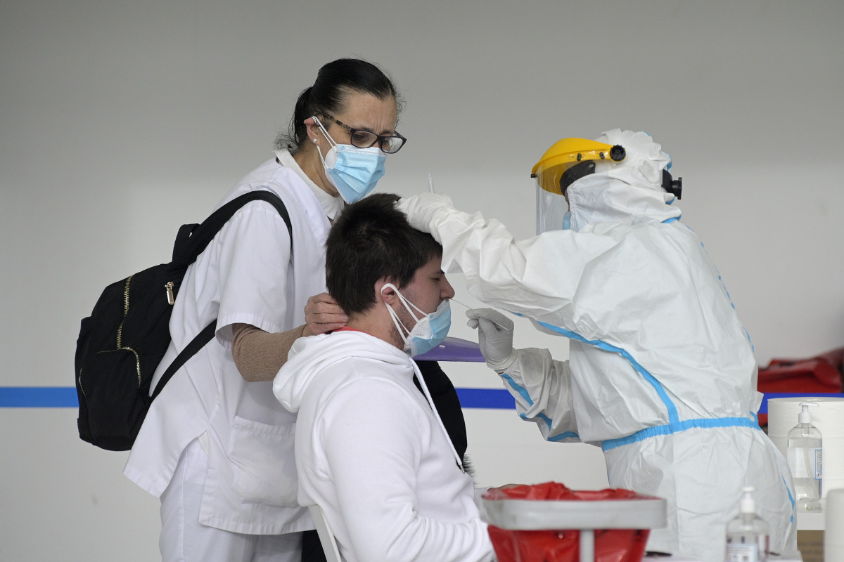 Un home sométese a un test de antígenos nun dispositivo de cribado masivo na Coruña