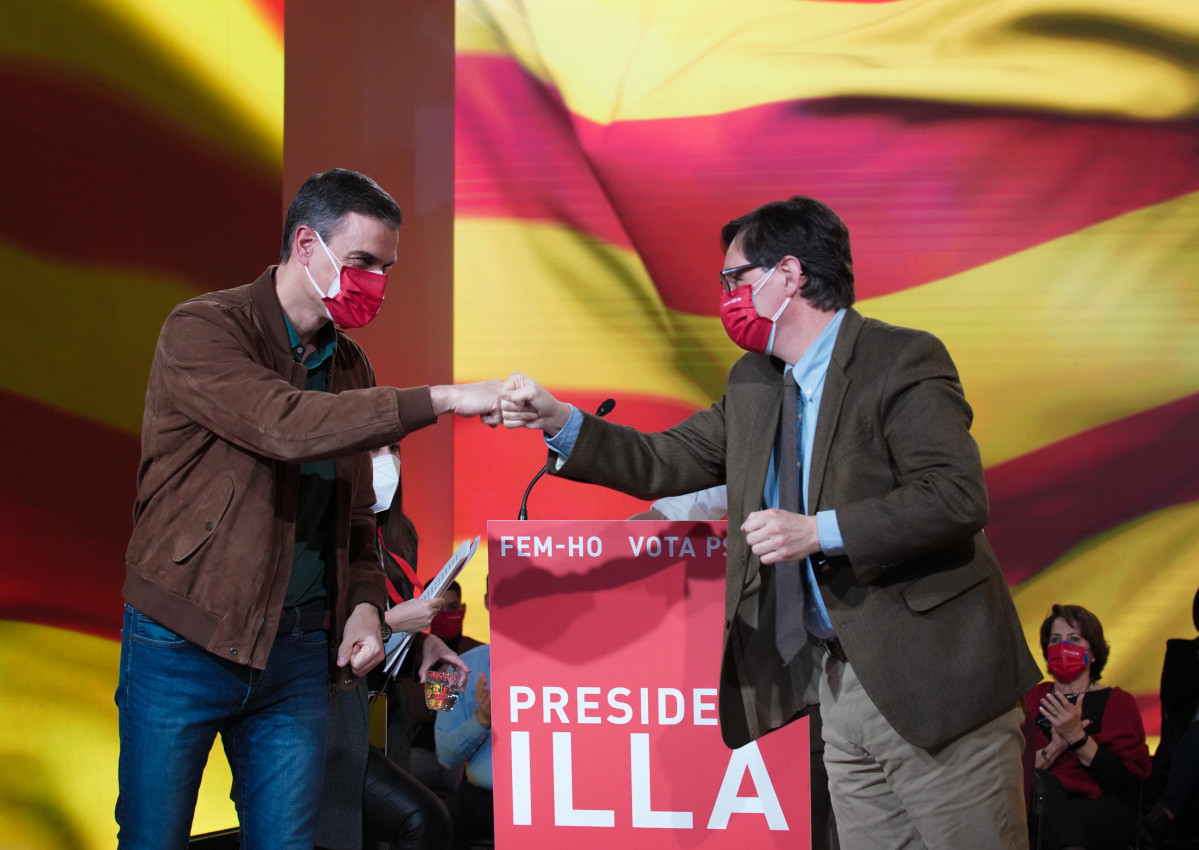 O presidente do Goberno, Pedro Sánchez, e o candidato socialista ás eleccións catalás, Salvador Illa, no peche de campaña para os comicios do 14 de febreiro de 2021.