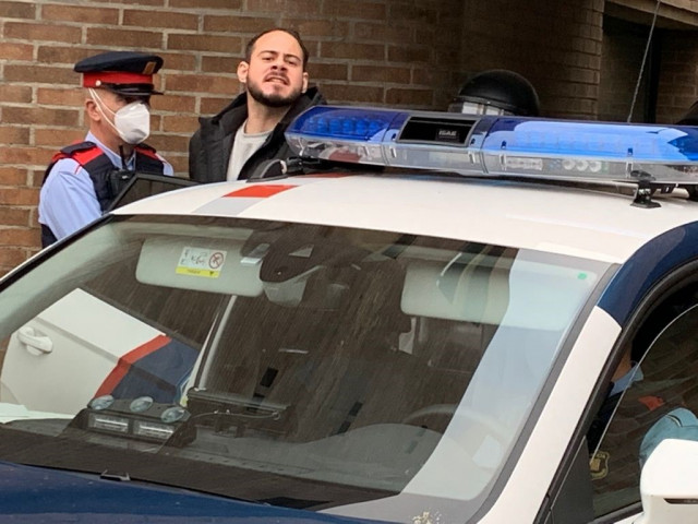 Os Mossos introducen detido no coche de policía ao rapero Pablo Hasel, na Universitat de Lleida, Cataluña (España) ao 16 de febreiro de 2021.