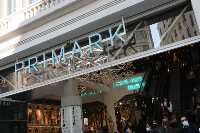 Letreiro do Primark de Gran Vía, en Madrid, (España), ao 13 de novembro de 2020. Primark, a firma de moda 'baixo custo', presentou expedientes de regulación temporal de emprego (ERTE) en Cataluña, Asturias, Castela e León e Andalucía tras o peche de s