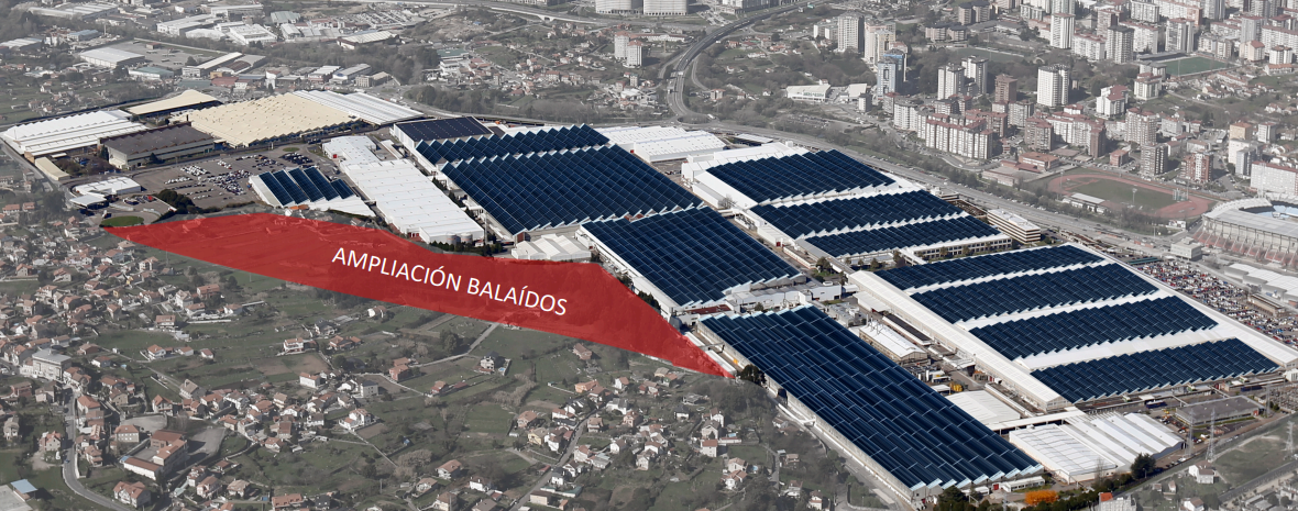 Paneis solares sobre os edificios do Polu00edgono de Balau00eddos nunha imaxe do proxecto de planta de hidru00f3geno verde en Vigo