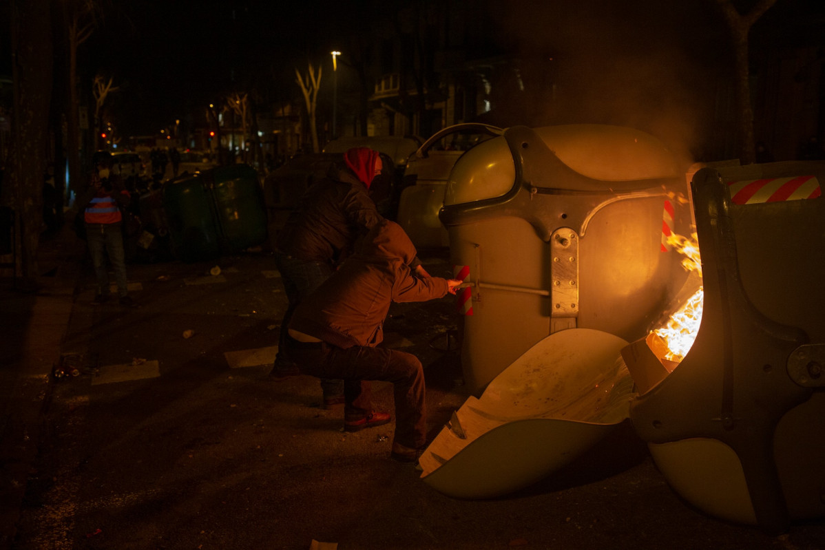 Disturbios na terceira noite de protestas polo encarceramento de Pablo Hasel, en Barcelona, o 18 de febreiro de 2021.