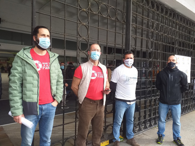 Representantes do comité de folga dos bombeiros de Vigo, ante a entrada principal do Concello olívico.
