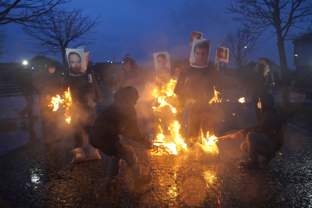 Hostaleiros queimaron fotos de dirixentes galegos sobre mecos de Entroido durante a protesta fronte á casa do presidente en Santiago esta semana