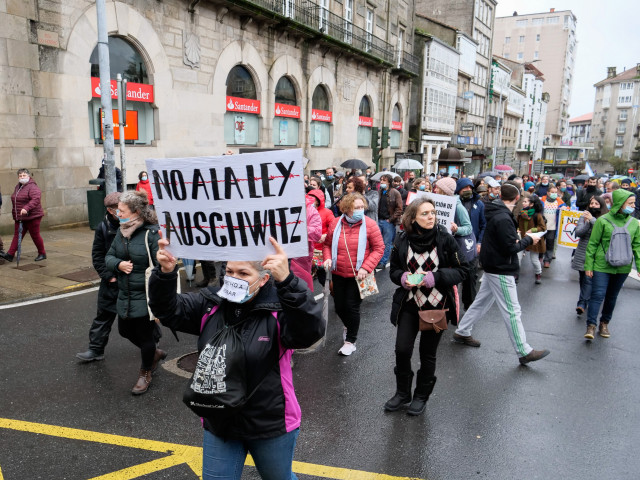 Varias persoas participan nunha manifestación contra a coñecida como ‘Lei Auschwitz’