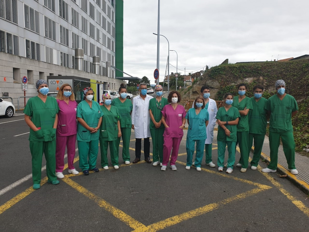 Arquivo - O xerente da área sanitaria da Coruña e Cee, Luís Verde Remeseiro, xunto a profesionais encargados de realizar as PCR