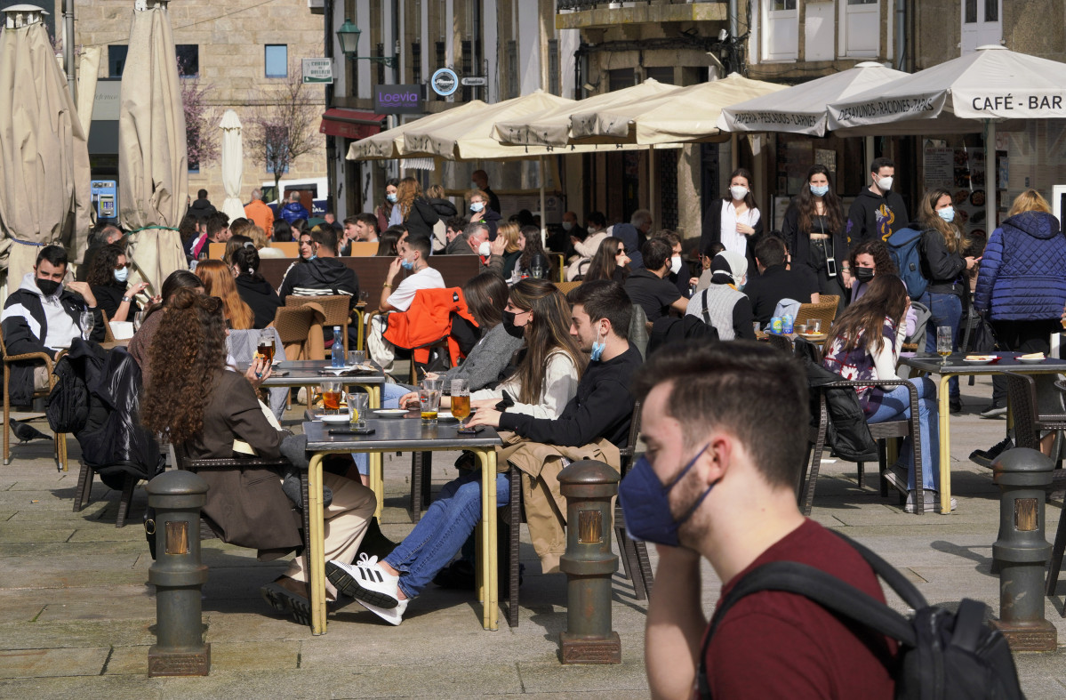 Varias persoas na terraza dun restaurante durante o primeiro día da apertura parcial da hostalería en Santiago de Compostela, A Coruña, Galicia (España), ao 26 de febreiro de 2021. A Xun