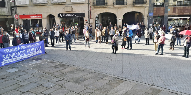 Un centenar de persoas participa nunha concentración pola sanidade pública convocada por CXT, Prosagap e STEG en Pontevedra.
