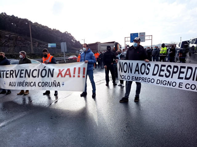 Traballadores de Alu Ibérica na Coruña mobilízanse ante a fábrica