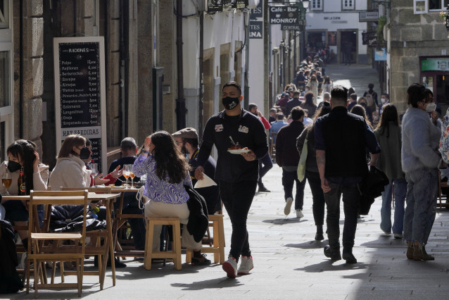 Terrazas de restaurantes cheas de xente durante o segundo día da apertura parcial da hostalería en Santiago de Compostelaa 27 de febreiro de 2021