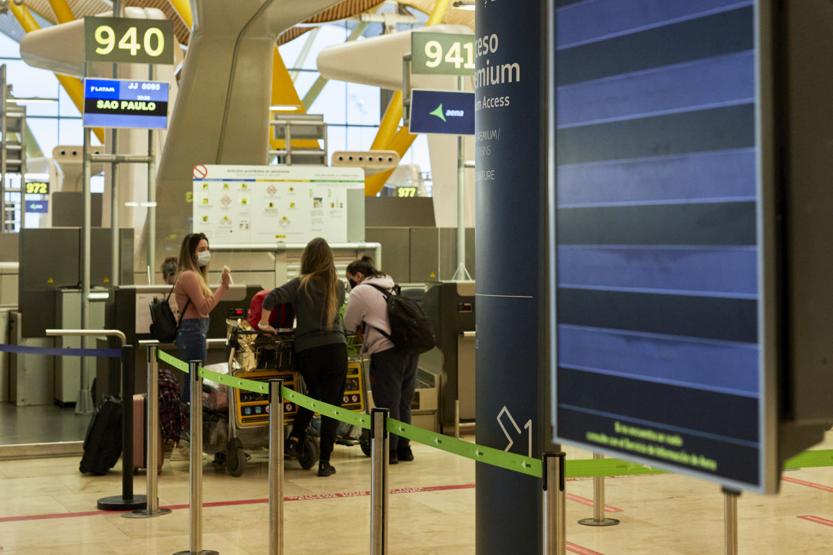 Varias persoas facaturan a súa equipaxe na terminal T4 do Aeroporto Adolfo Suárez Madrid-Barallas o mesmo día en que se restrinxen os voos procedentes de Brasil e Sudáfrica, en Madrid, (España), ao 3 de febreiro de 2021. Esta restrición, imposta por