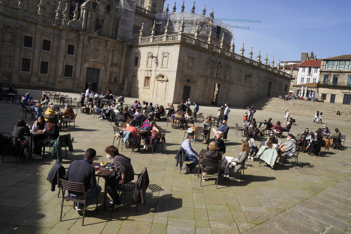 Terrazas de restaurantes cheas de xente durante o segundo día da apertura parcial da hostalería en Santiago de Compostela.
