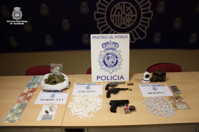 Efectos intervidos pola Policía Nacional nun narcopiso en Ourense.