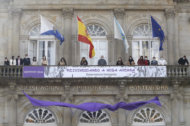 A Deputación de Pontevedra mostra unha pancarta con motivo do 8M.