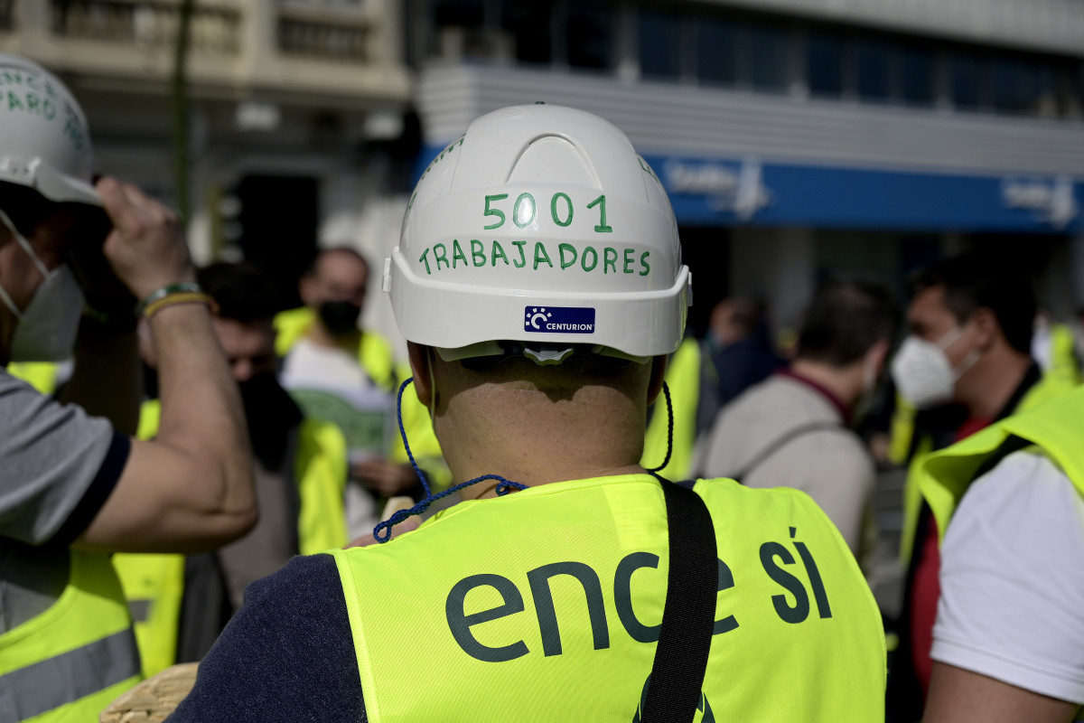 Un traballador de ENCE Pontevedra cun casco de traballo e acompañado de transportistas de madeira acode a unha sentada organizada na Coruña diante da Delegación do Goberno para esixir garant