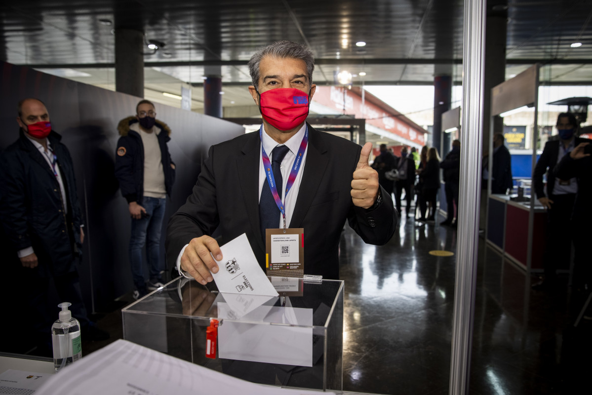 O candidato Joan Laporta, votando na xornada de eleccións presidenciais do FC Barcelona do domingo 7 de marzo