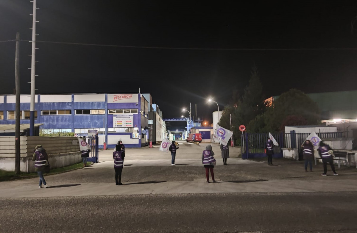 Piquete da folga feminista ante as portas de Pescanova nunha imaxe da CIG