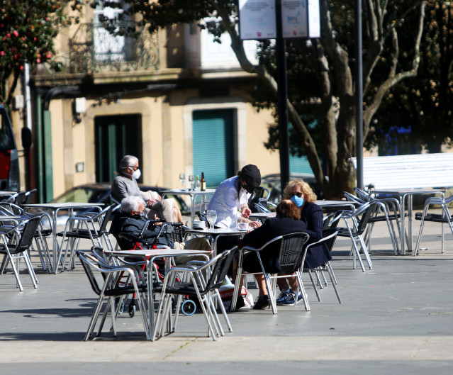 Comensais gozan na terraza dun restaurante cun 30% de aforo permitido na área sanitaria de Ferrol.