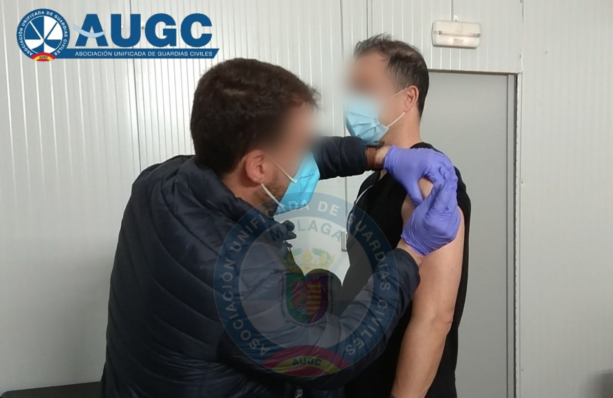 Garda Civil vacinado en Mu00e1laga nunha foto difudinda pola AUGC