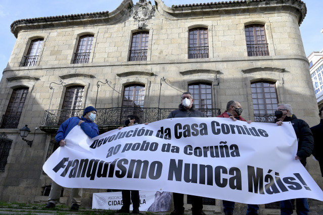Arquivo - Varias persoas concéntranse fronte á Casa Cornide baixo o lema  'A Casa Cornide é dá Coruña. Devolución xa'.