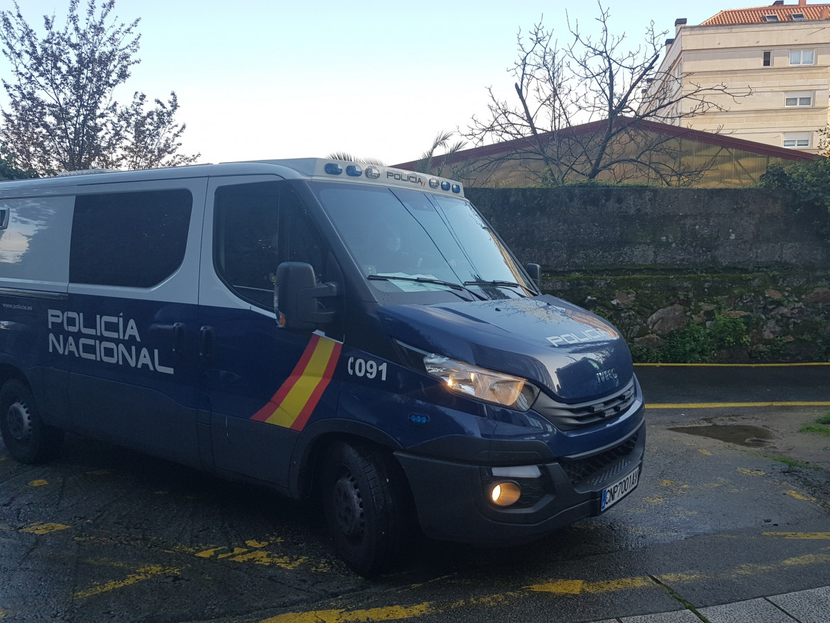 Furgón policial no que chegan ao xulgado de Vigo os detidos por suposto branqueo, falsidade documental e administración desleal no Colexio de Enfermería de Pontevedra.