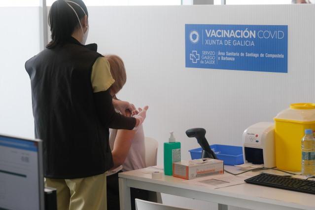 Un sanitario administra a primeira dose da vacina AstraZeneca contra a Covid-19 na Cidade da Cultura de Santiago de Compostela.
